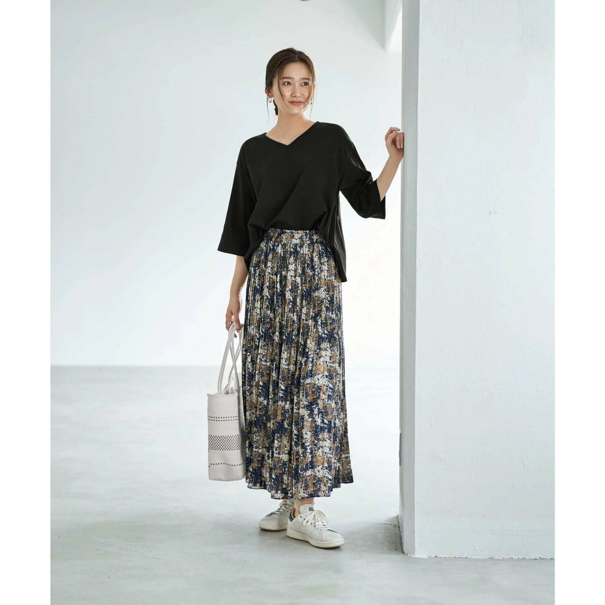 黒Tシャツのレディースコーデ STYLE DELI DIORAMA 7分袖VネックTシャツ
