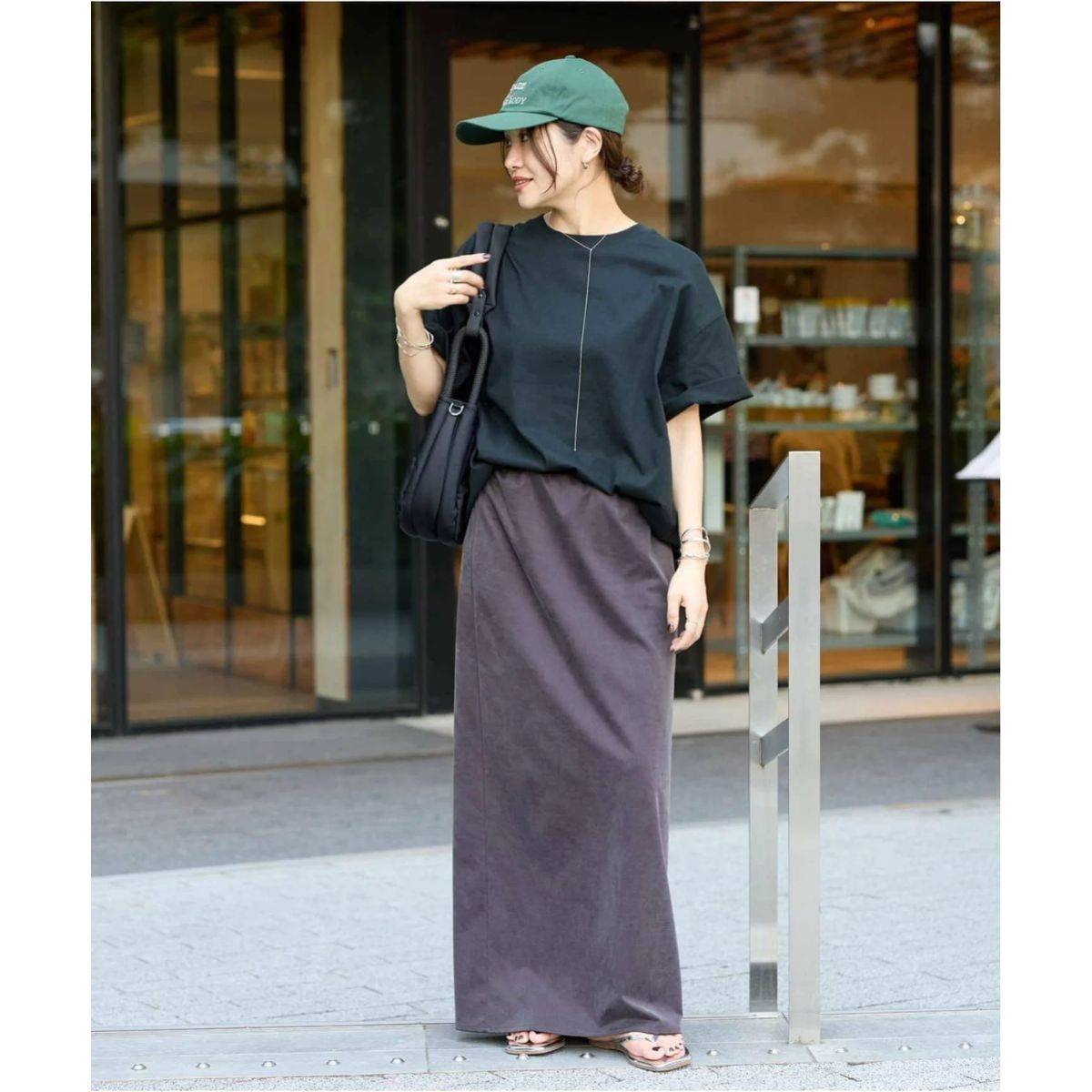 黒Tシャツのレディースコーデ JOURNAL STANDARD タックスウェットTシャツ