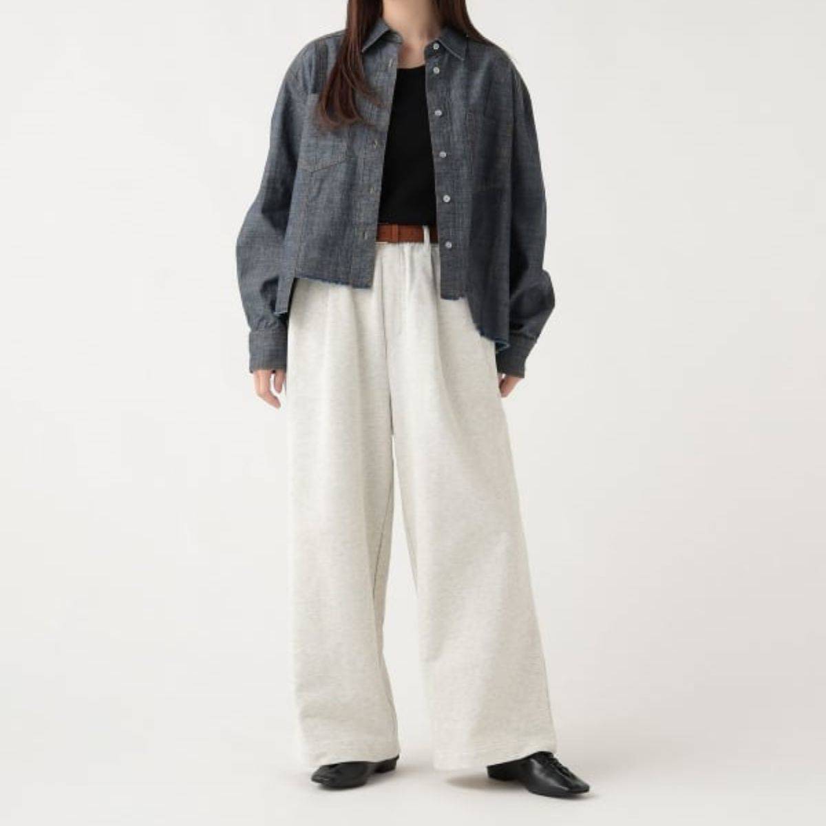 黒Tシャツのレディースコーデ BEAMS HEART 麻混 シャンブレーシャツ
