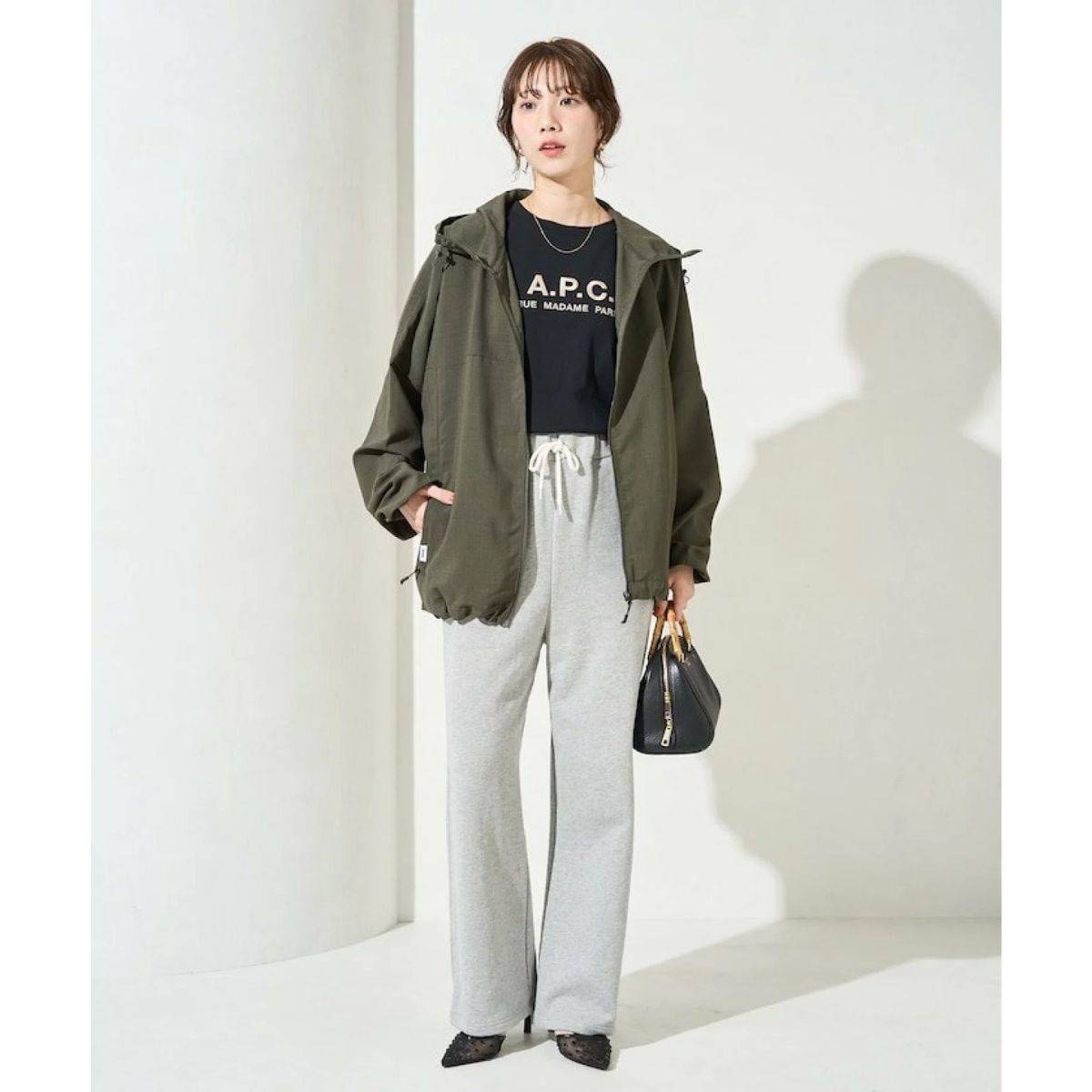 黒Tシャツのレディースコーデ FREAK’S STORE AiRide フルジップパーカー