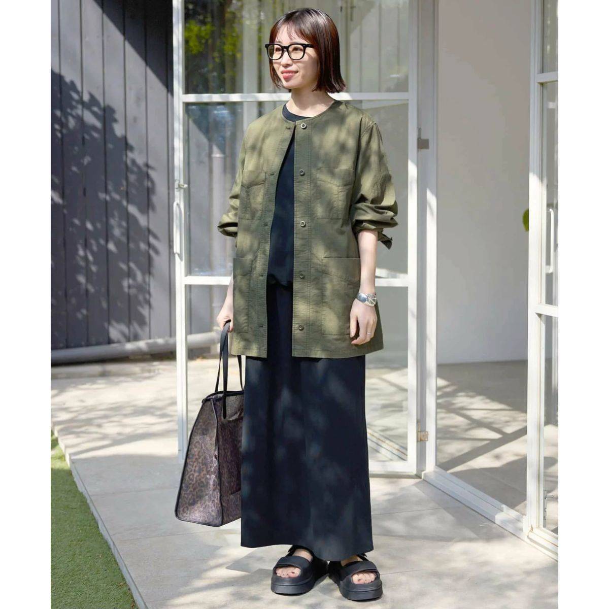 黒Tシャツのレディースコーデ ノーカラーサファリブルゾン