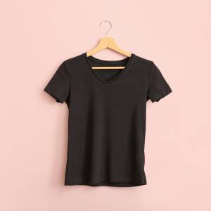 《黒Tシャツ》のレディースコーデ18選【2026年最新】おしゃれ着こなし術