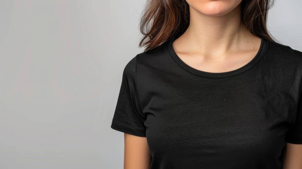 黒Tシャツを着た女性