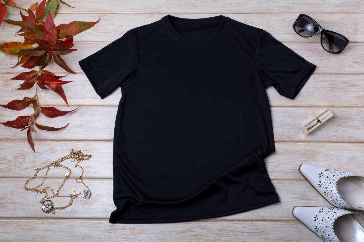 黒Tシャツのレディースコーデ