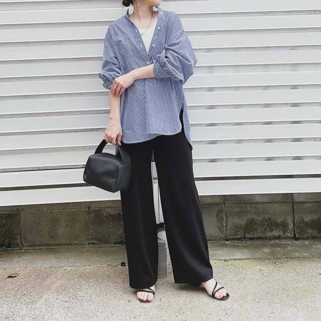 ストライプ柄のシャツ×黒パン