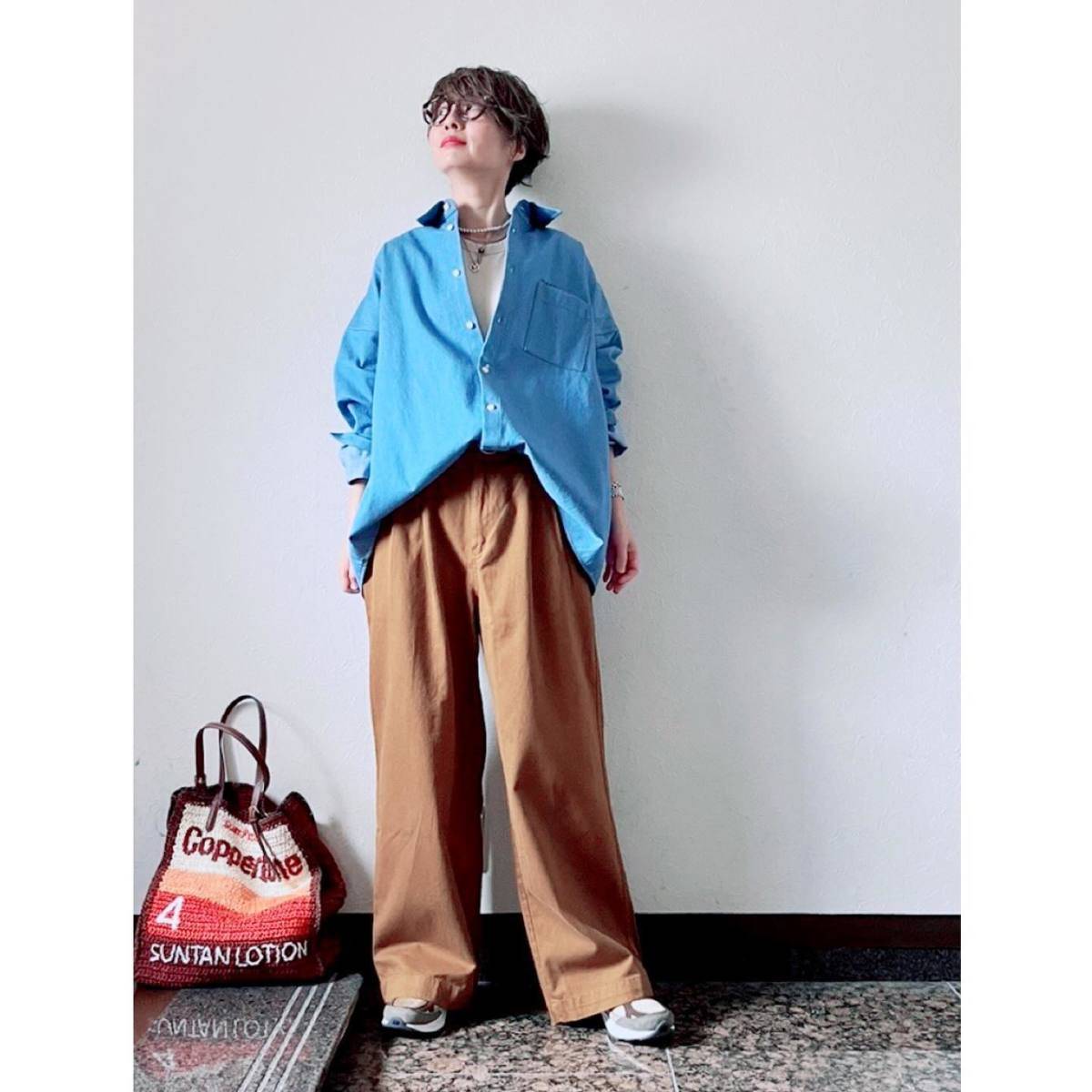 デニムシャツ×ブラウンパンツ