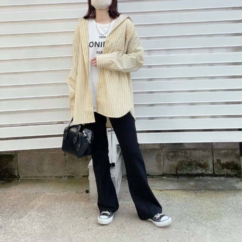 ロゴTシャツ×ストライプ柄のシャツ