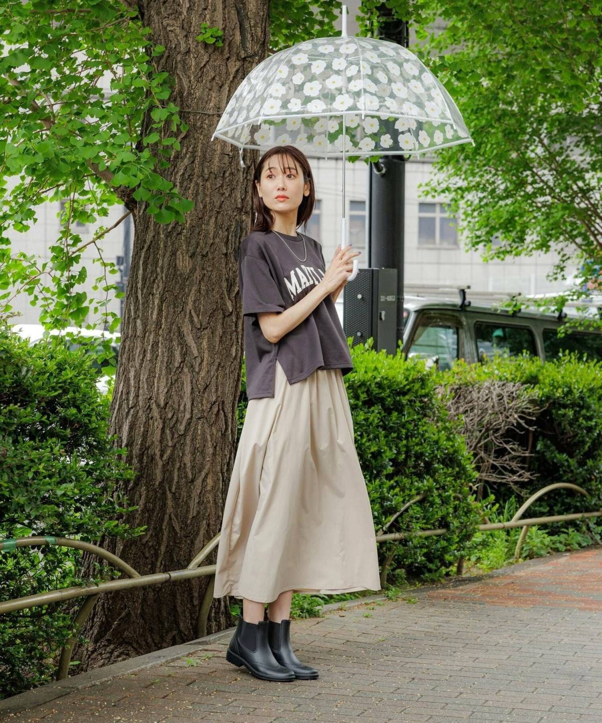 雨の日のレインブーツコーデ ロゴ入りTシャツ フレアスカート
