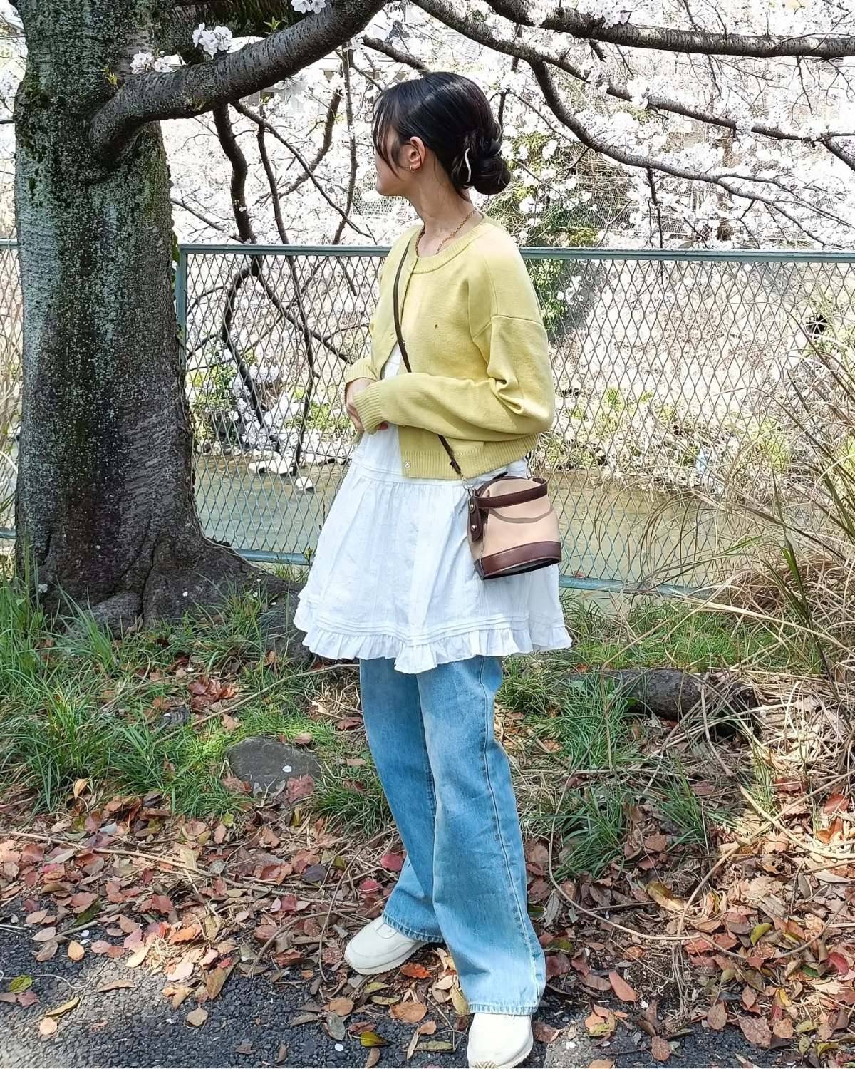 ミニワンピース×デニムパンツの重ね着が◎