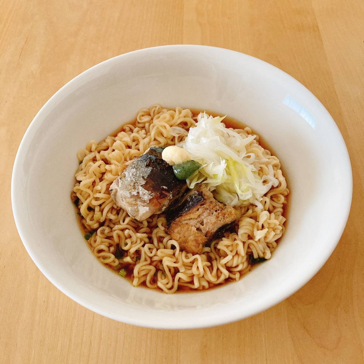 サッポロ一番公式の「【シガ一番】焼き鯖しょうゆらうめん」のレシピ