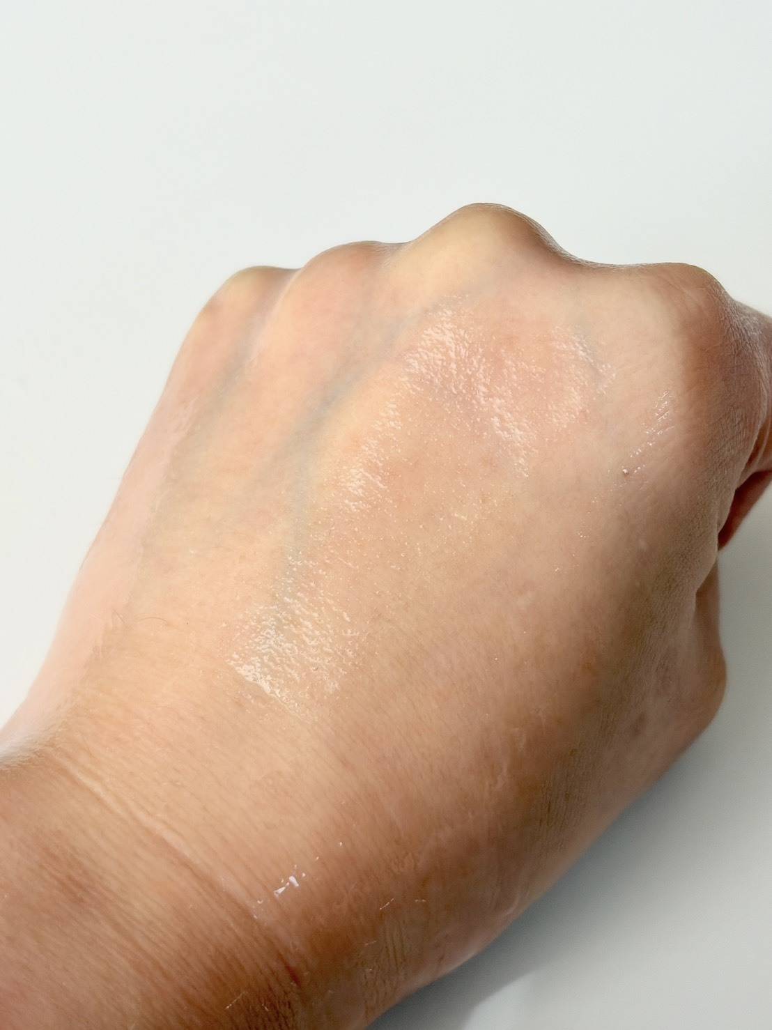 Curel ディープモイスチャースプレーを手に塗ったところ