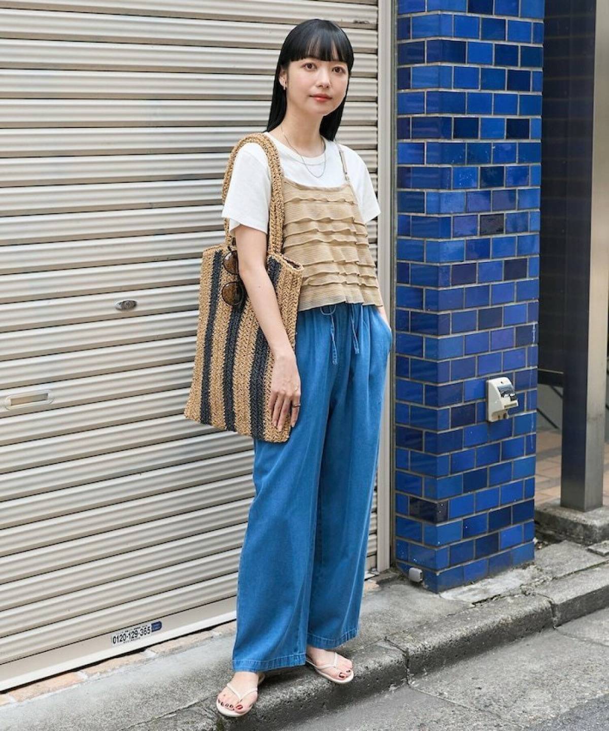 夏のラグビー観戦 女性の服装 デニム×シンプルトップスコーデ