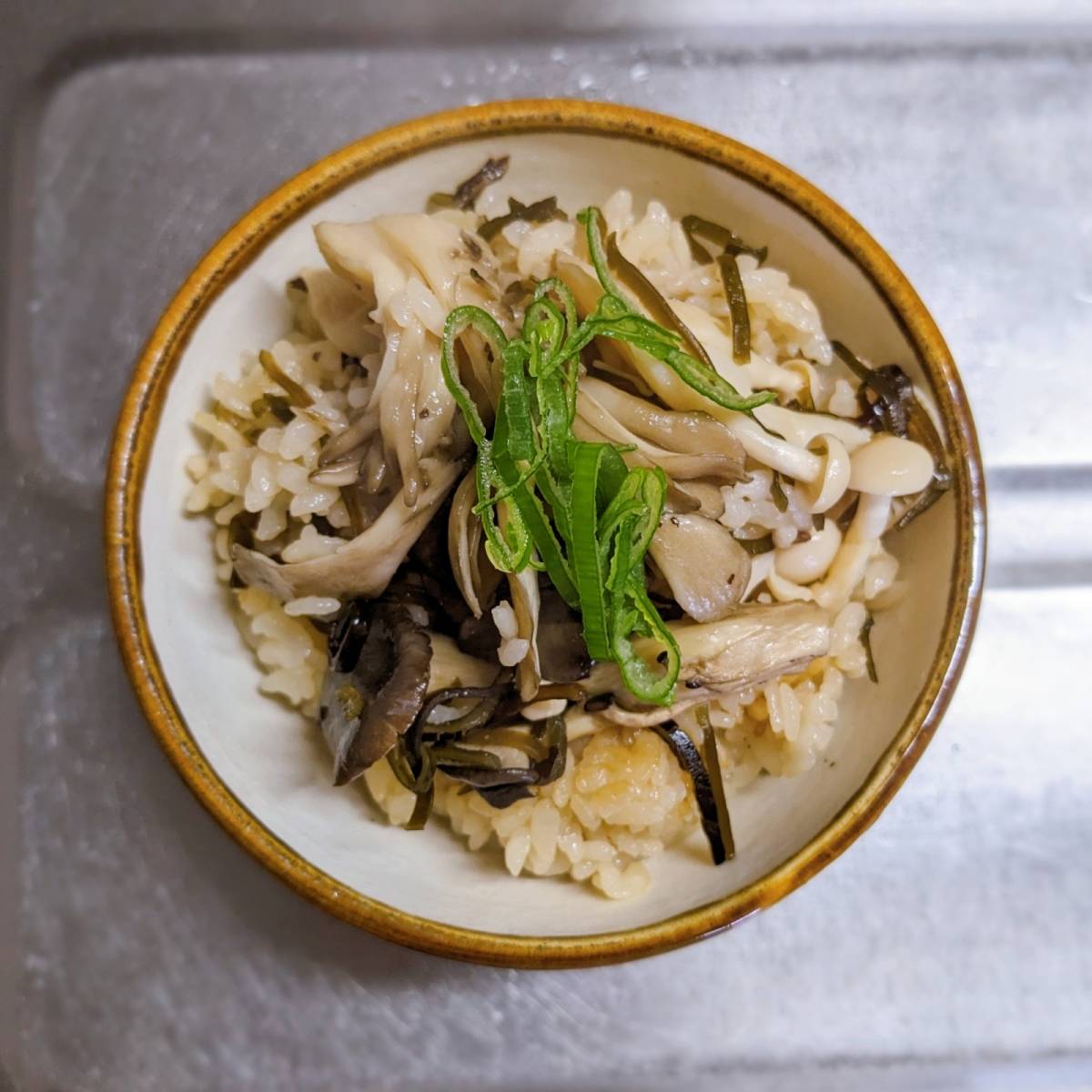 くらこん公式の「塩こんぶできのこの炊き込みご飯」のレシピ