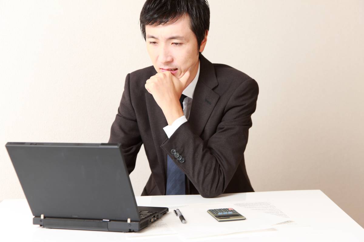 考え込む男性