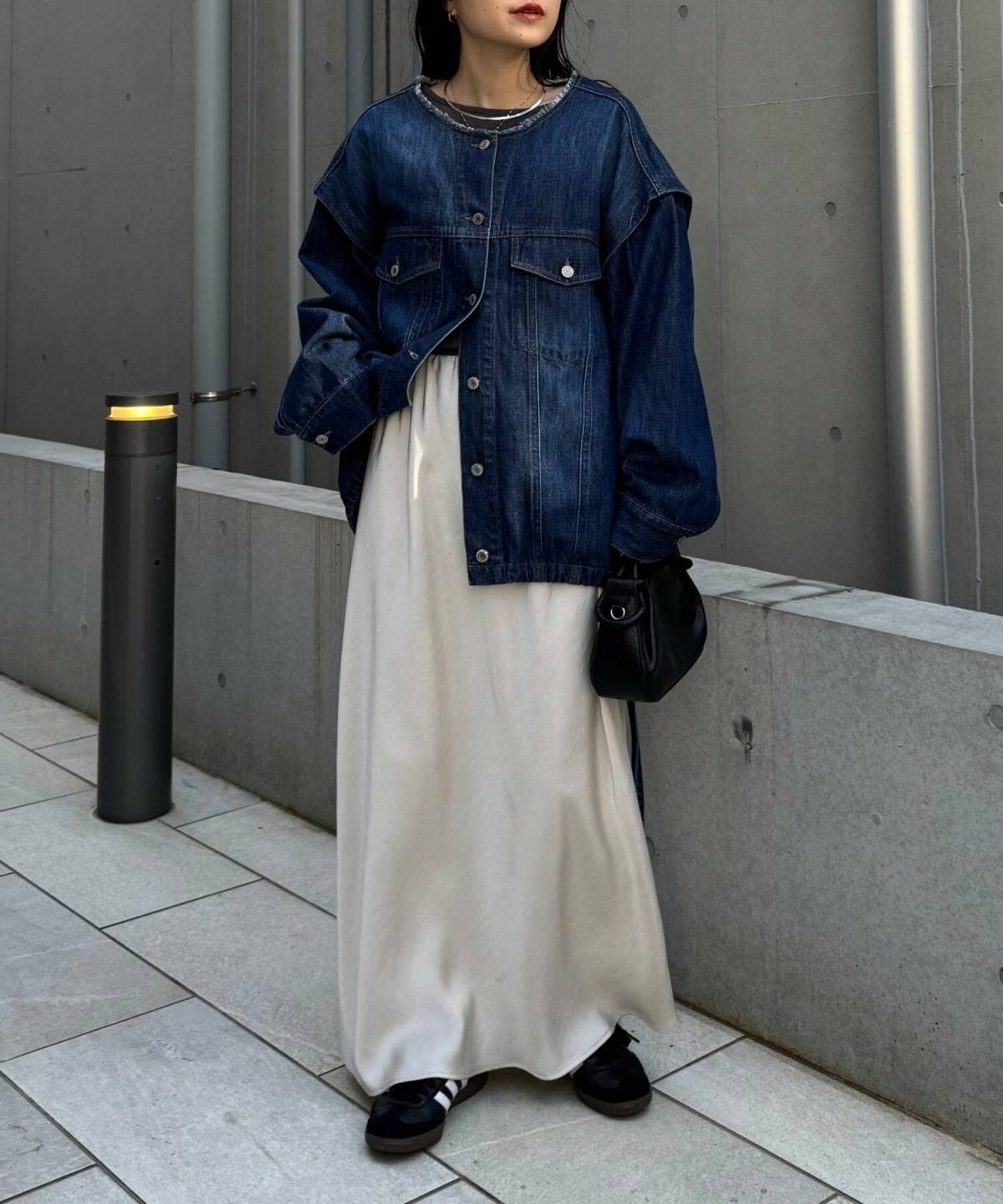 秋の子連れ旅行 デニムジャケット×サテンスカートコーデ