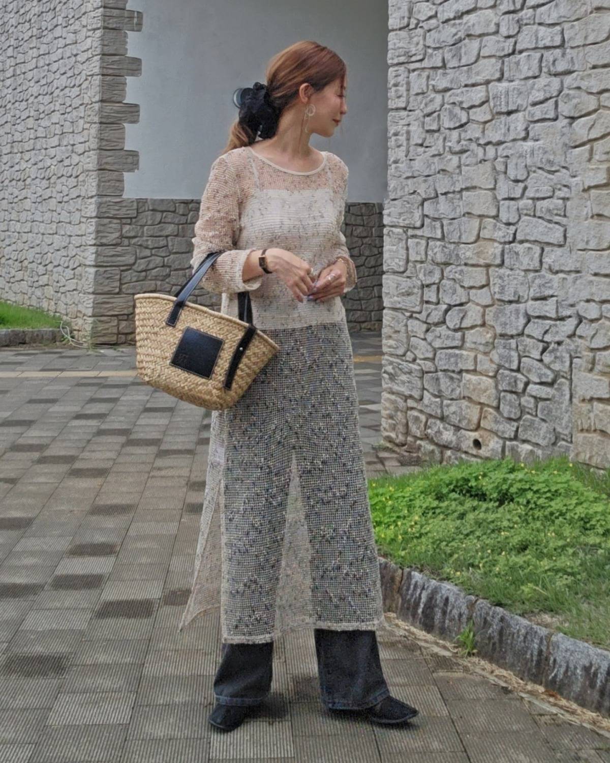 シアーワンピース×デニムパンツの重ね着が◎