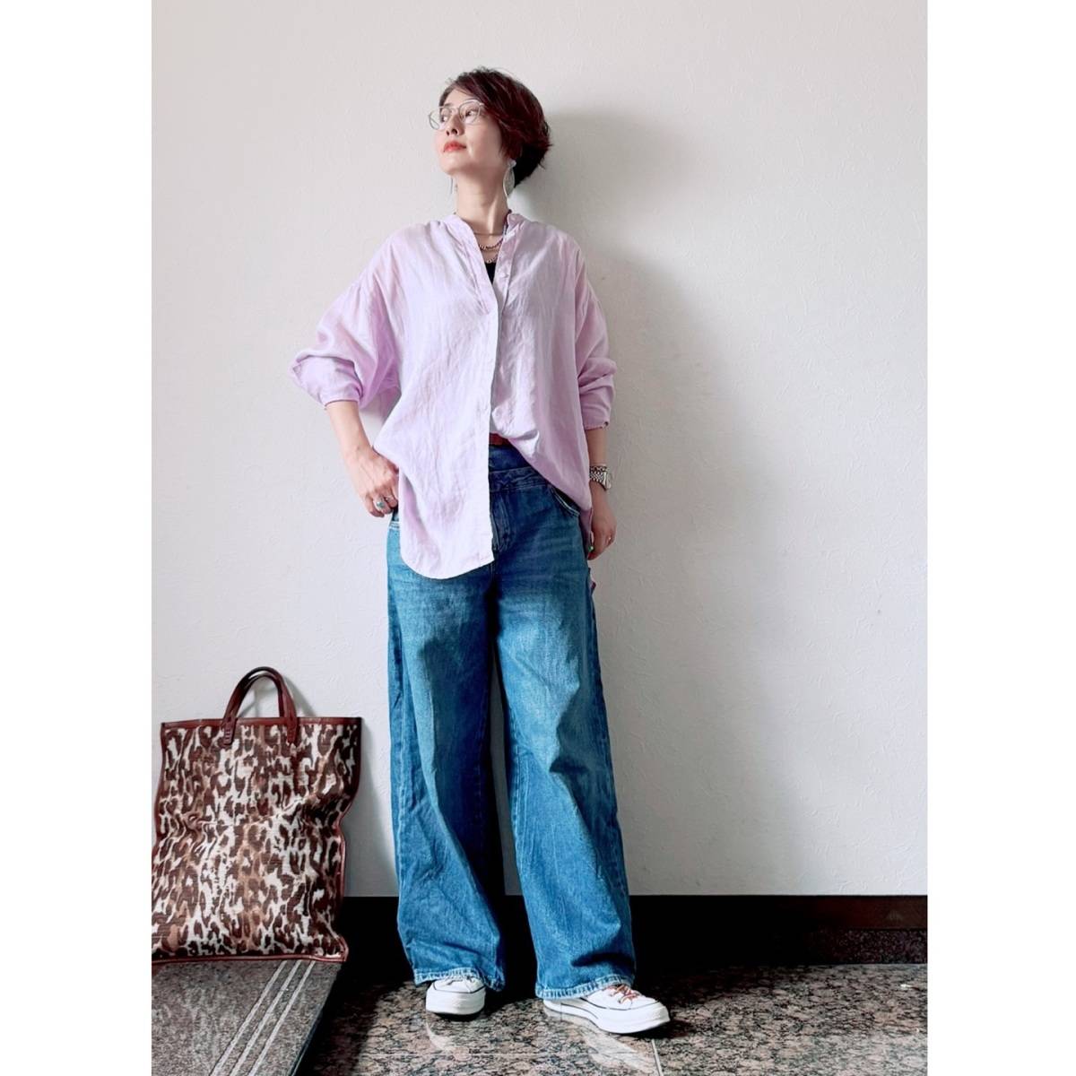 ラベンダーシャツ×デニムパンツ