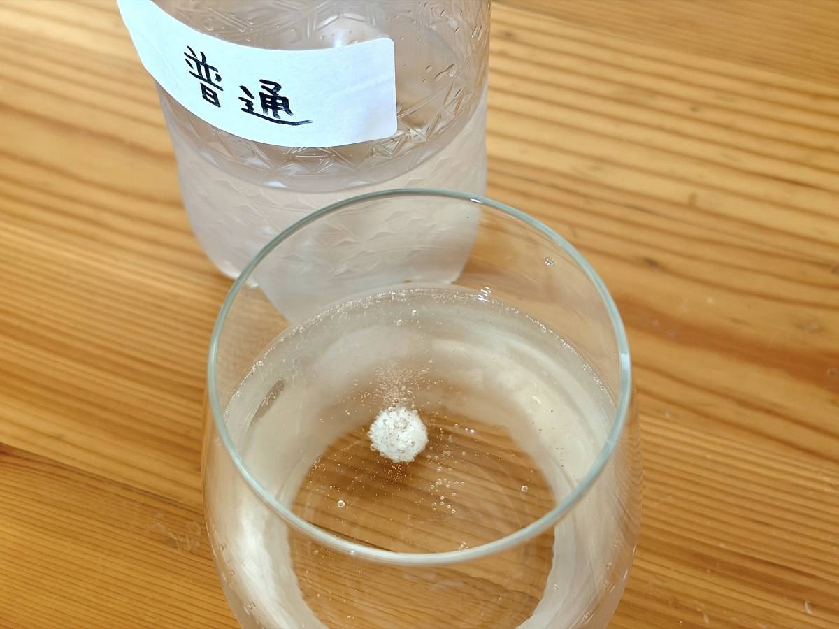 普通に立てて保管したペットボトルの液体にラムネを入れたときの泡立ち