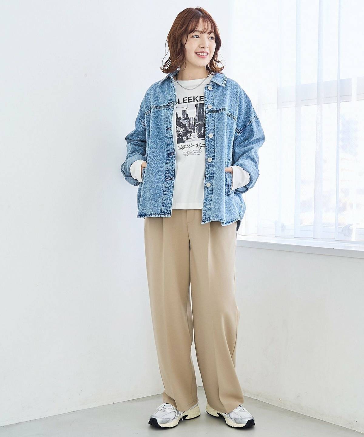 秋のママ友ランチコーデ 30代 デニムジャケット×ベージュパンツコーデ