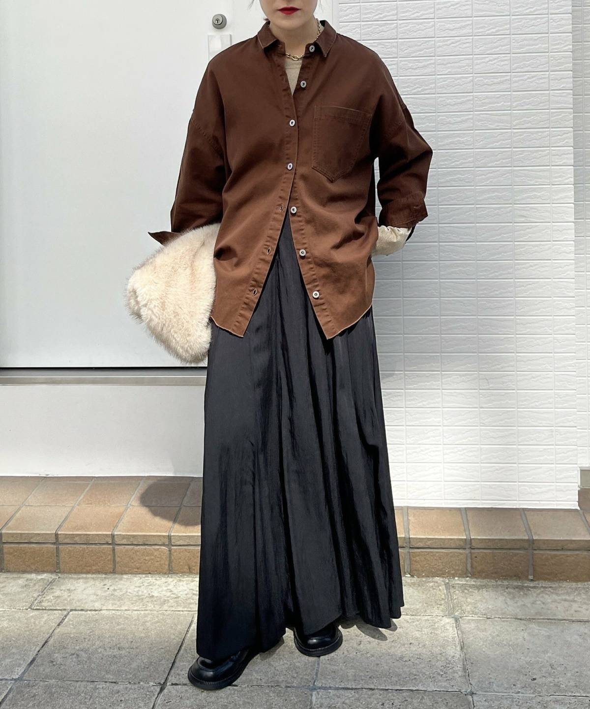 秋のママ友ランチコーデ 30代 ブラウンシャツ×黒プリーツスカートコーデ