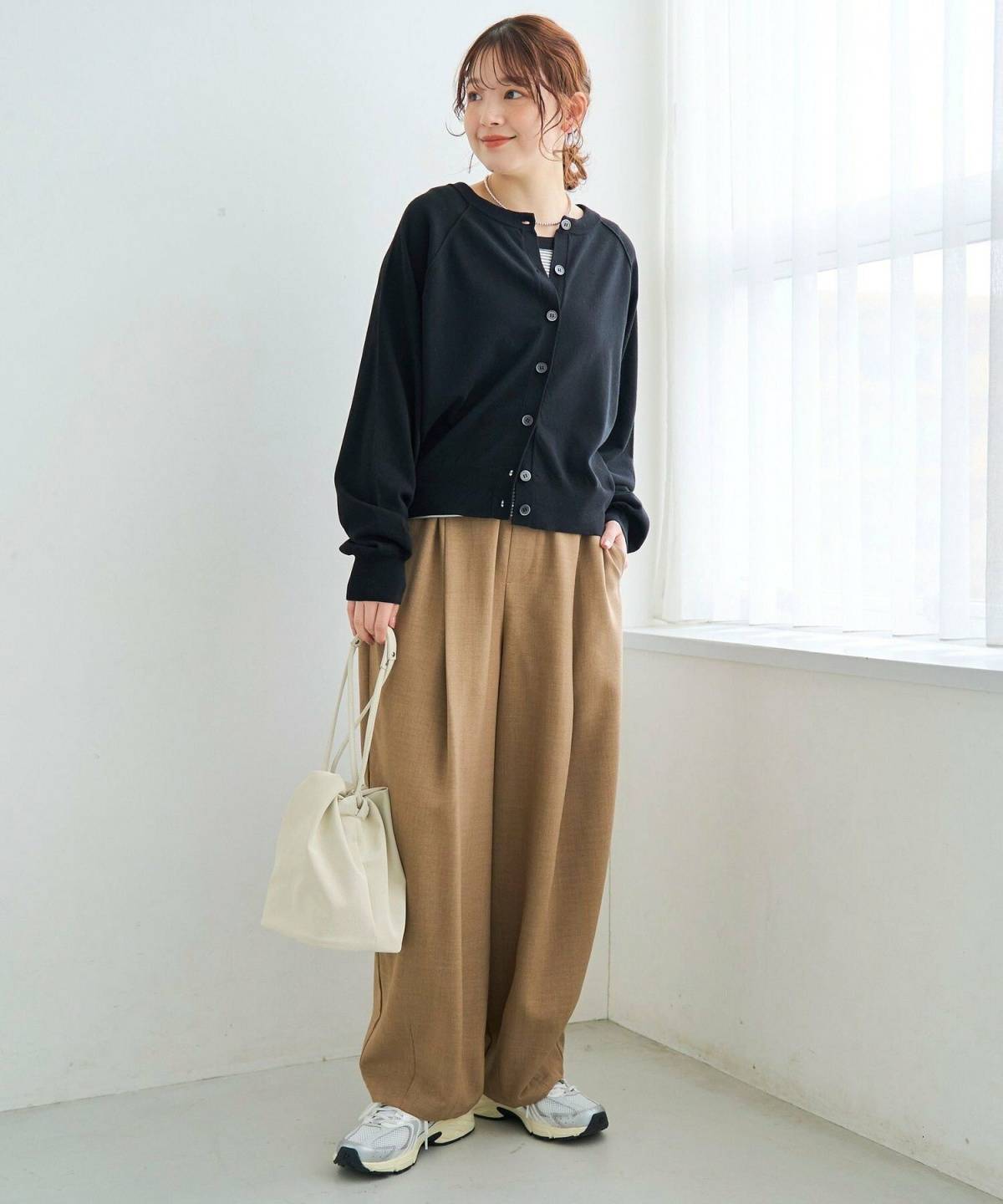 秋の遠足 ママの服装 ベージュカーブパンツコーデ