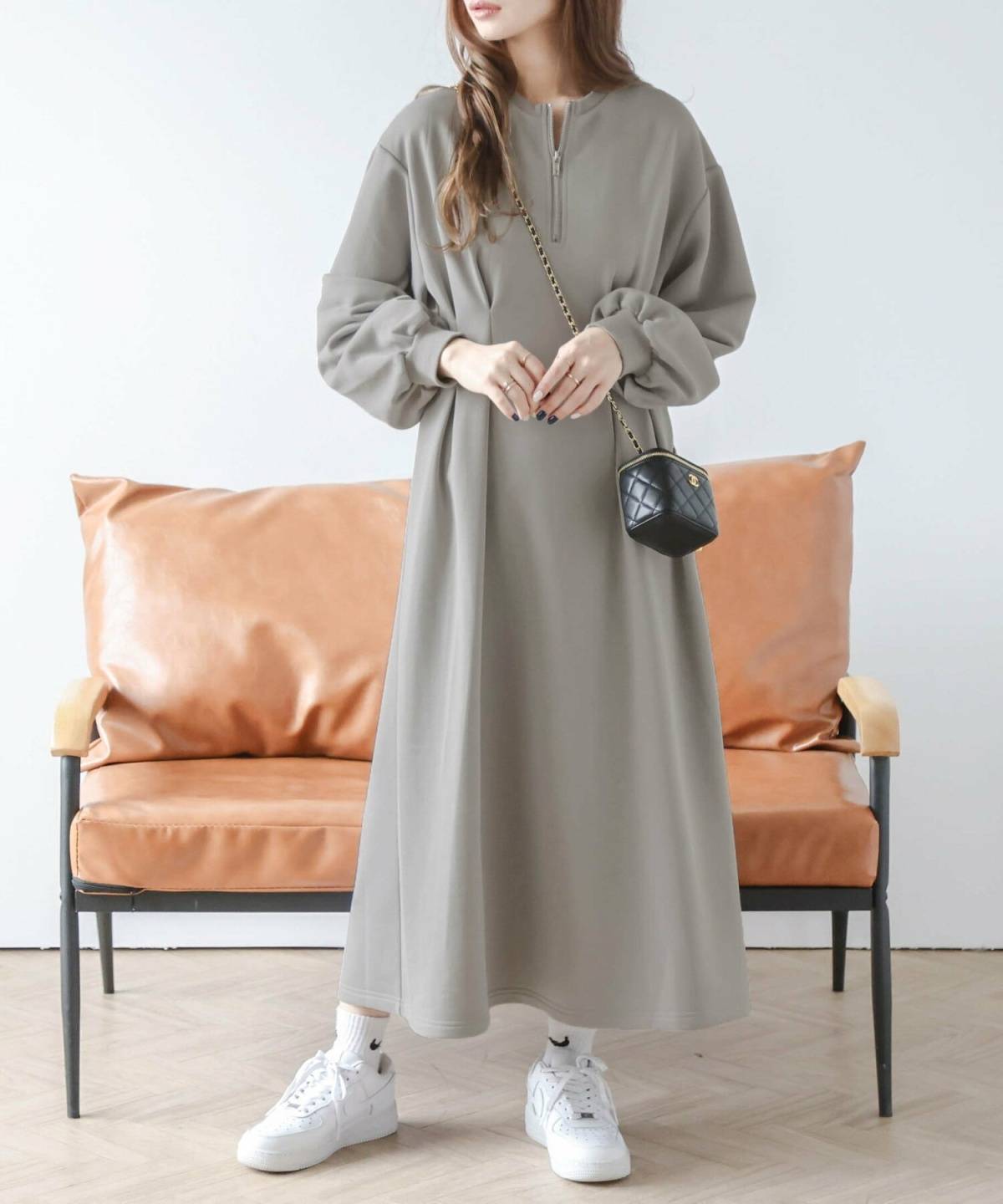 秋の遠足 ママの服装 グレージュワンピース×スニーカーコーデ