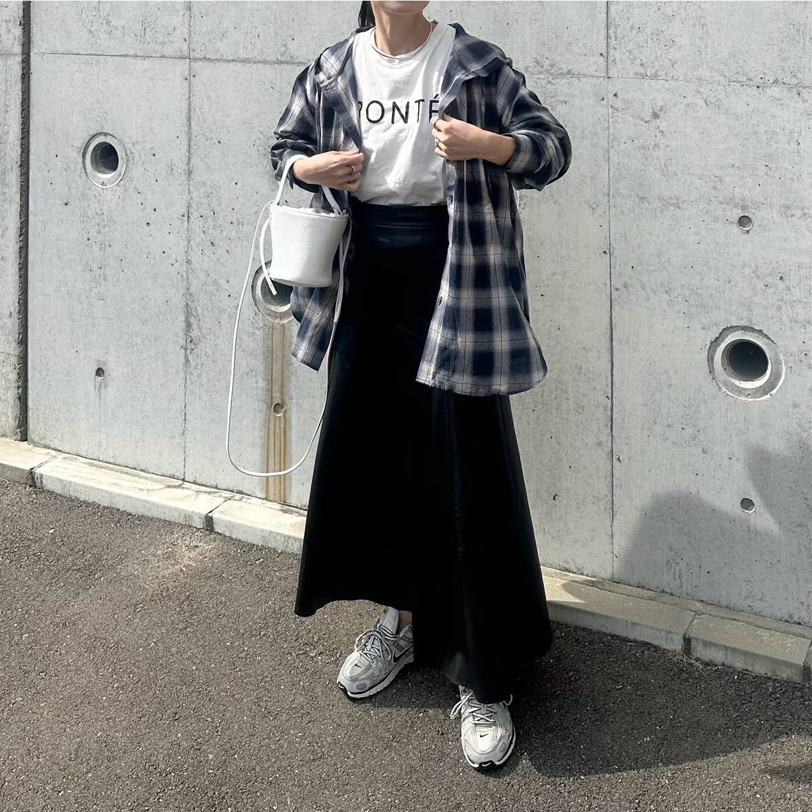 プリントTシャツ×チェック柄シャツ