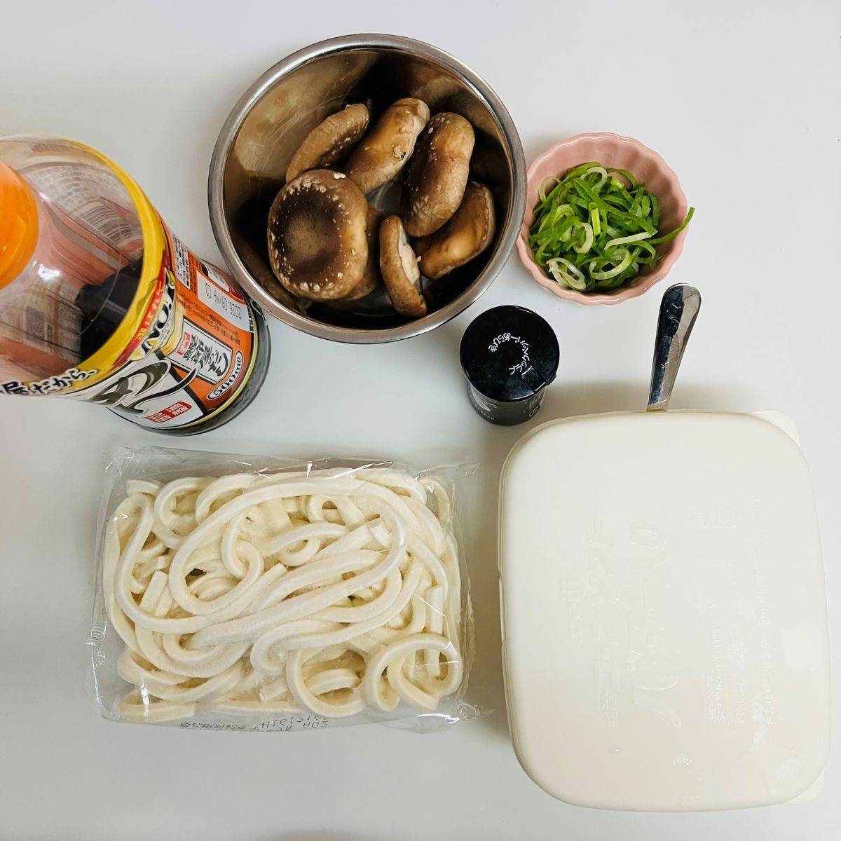 テーブルマーク公式の「えのきバターうどん」のレシピ