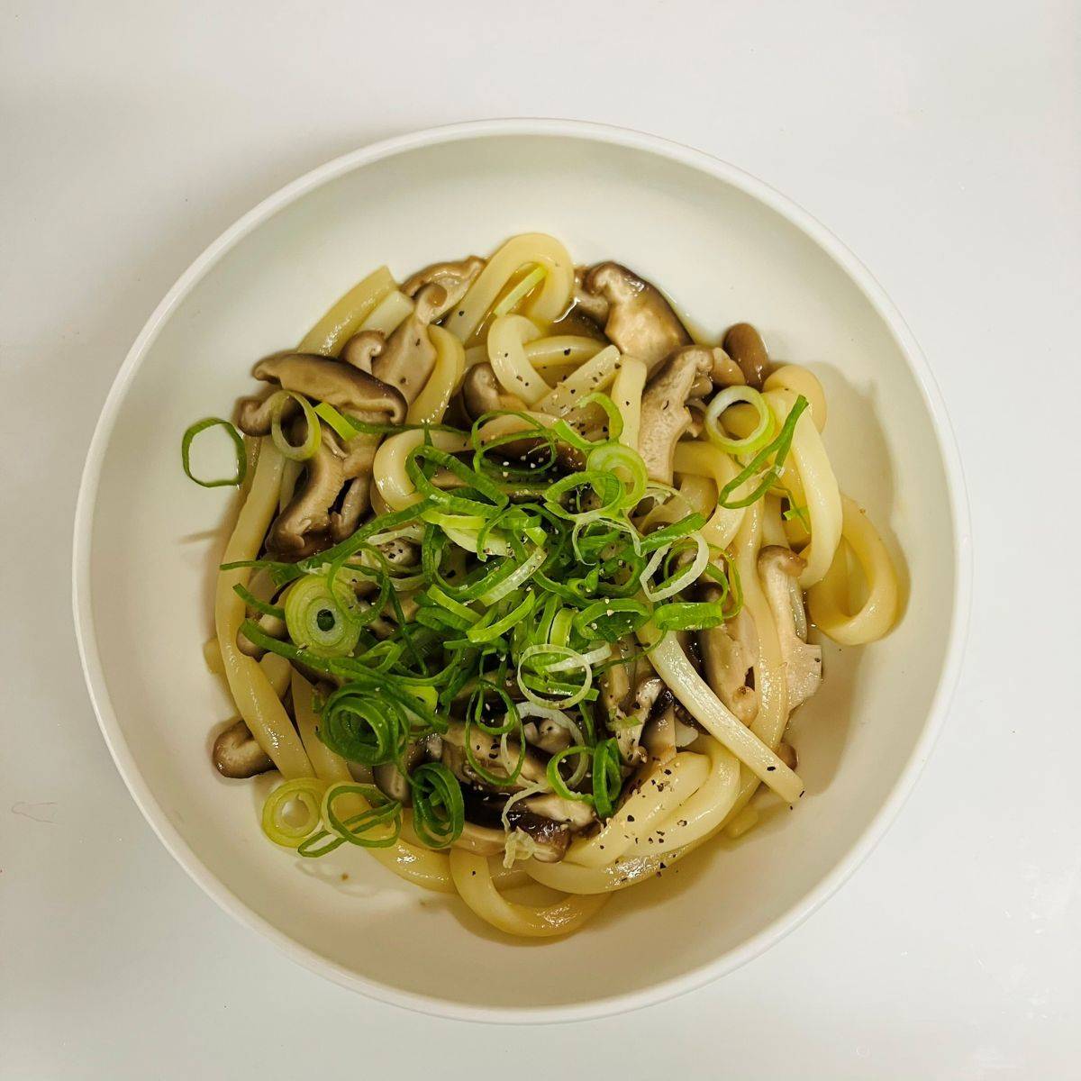 テーブルマーク公式の「えのきバターうどん」のレシピ