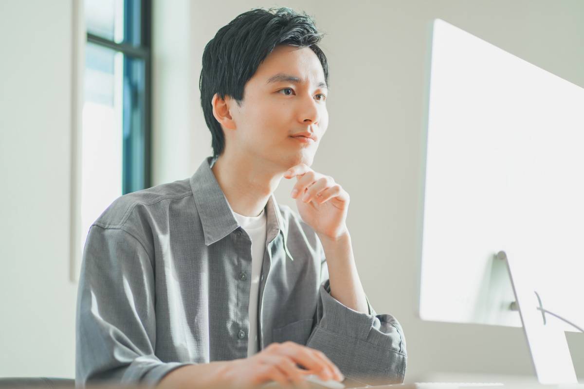 テレワーク中の男性