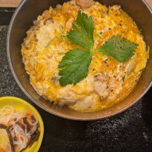 ドライブ中のランチに最適！サービスエリアで食べられる絶品「親子丼」