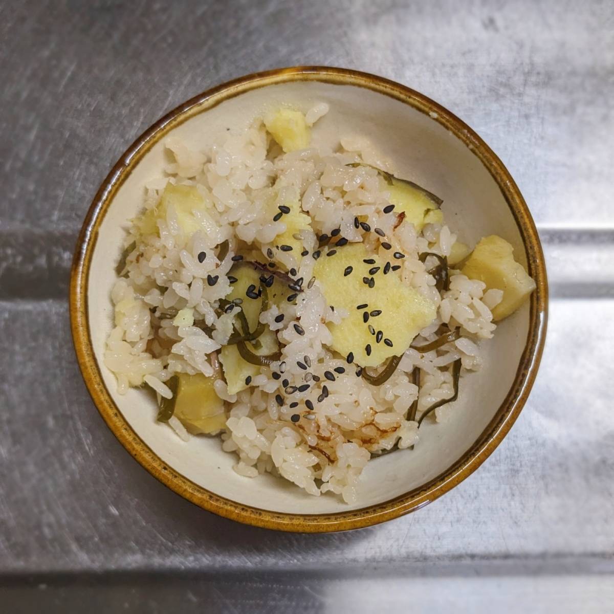 くらこん公式の「減塩塩こんぶとさつまいもの炊き込みご飯」のレシピ