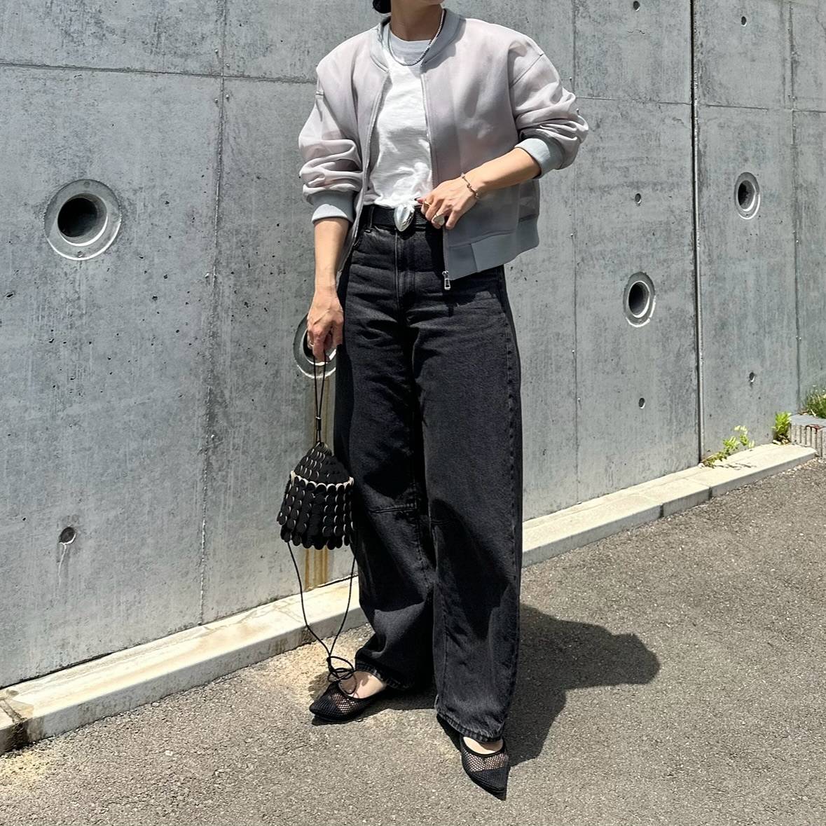 ブルゾンの袖をたくし上げる♪