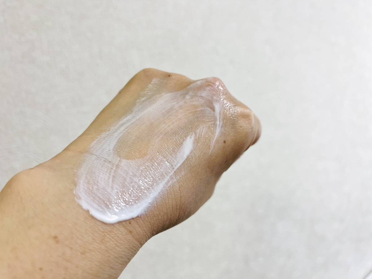 ミノンUVマイルドジェルを手に塗ったところ