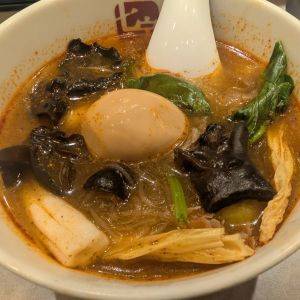 暑い季節は食べて汗をかきたい！オープン前から並ぶ「麻辣湯」の人気店