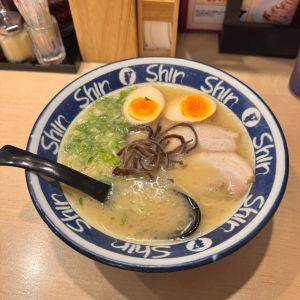 絶品ラーメンに舌鼓♪芸能人のサインがびっしり飾られた福岡の人気店