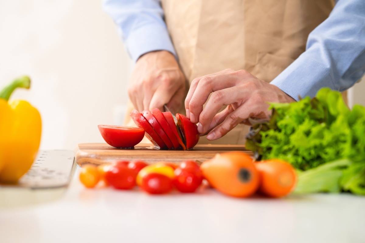野菜を切る男性