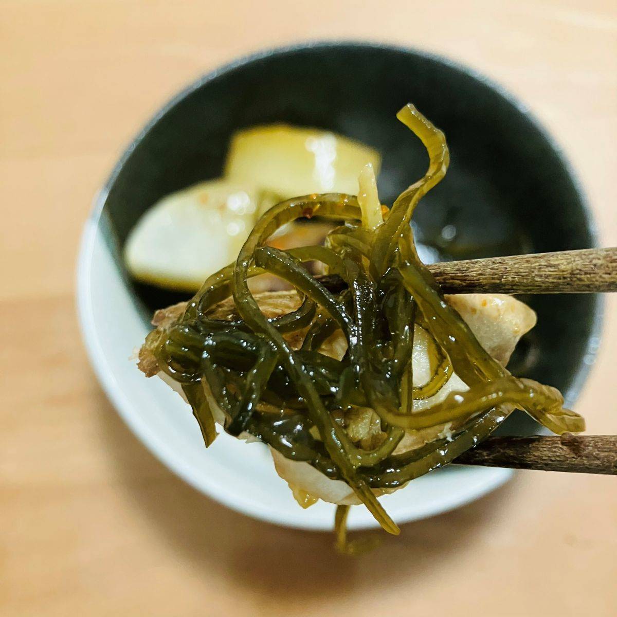 くらこん公式の「ごま油香るつぶ塩こんぶの焼きぶり大根」のレシピ