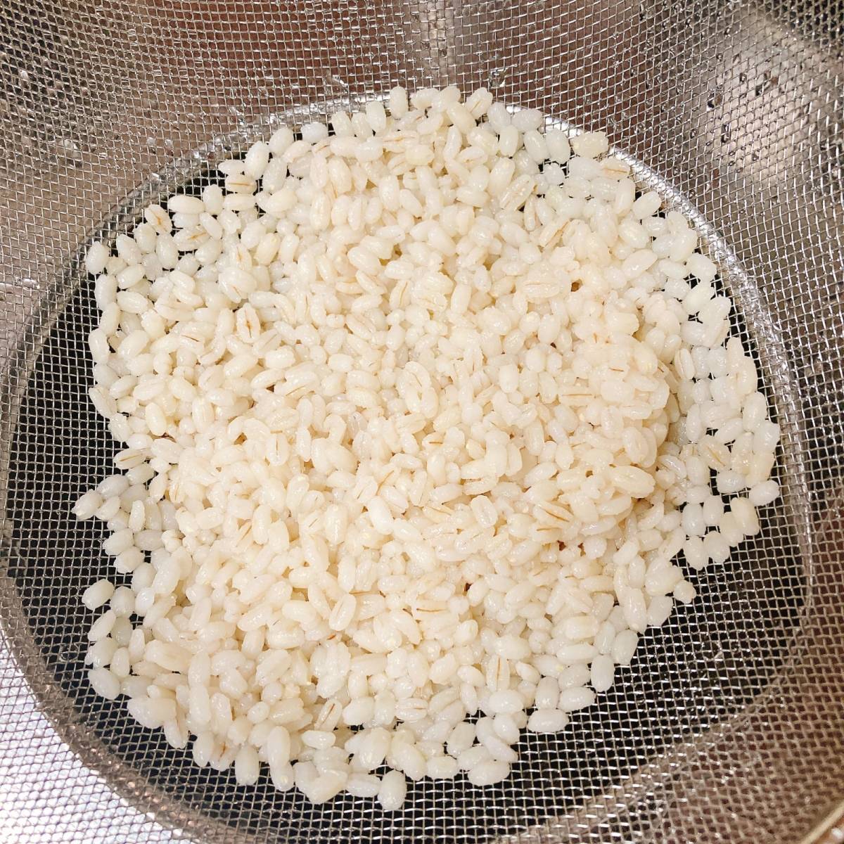 タカノフーズ公式の「もち麦と納豆のサラダ」のレシピ