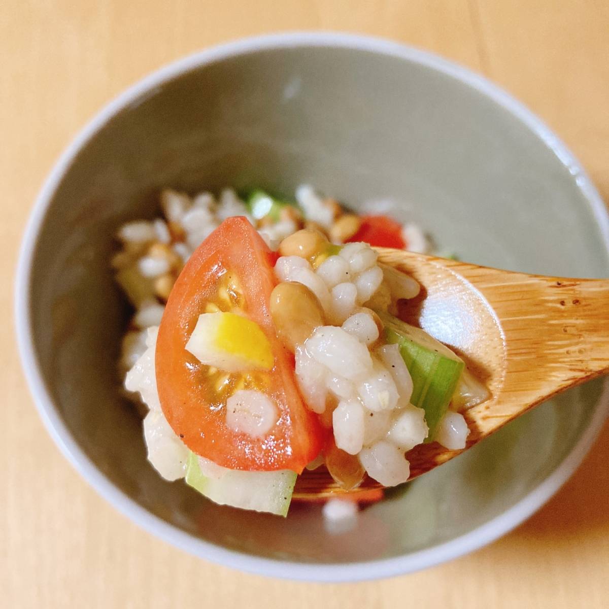 タカノフーズ公式の「もち麦と納豆のサラダ」のレシピ