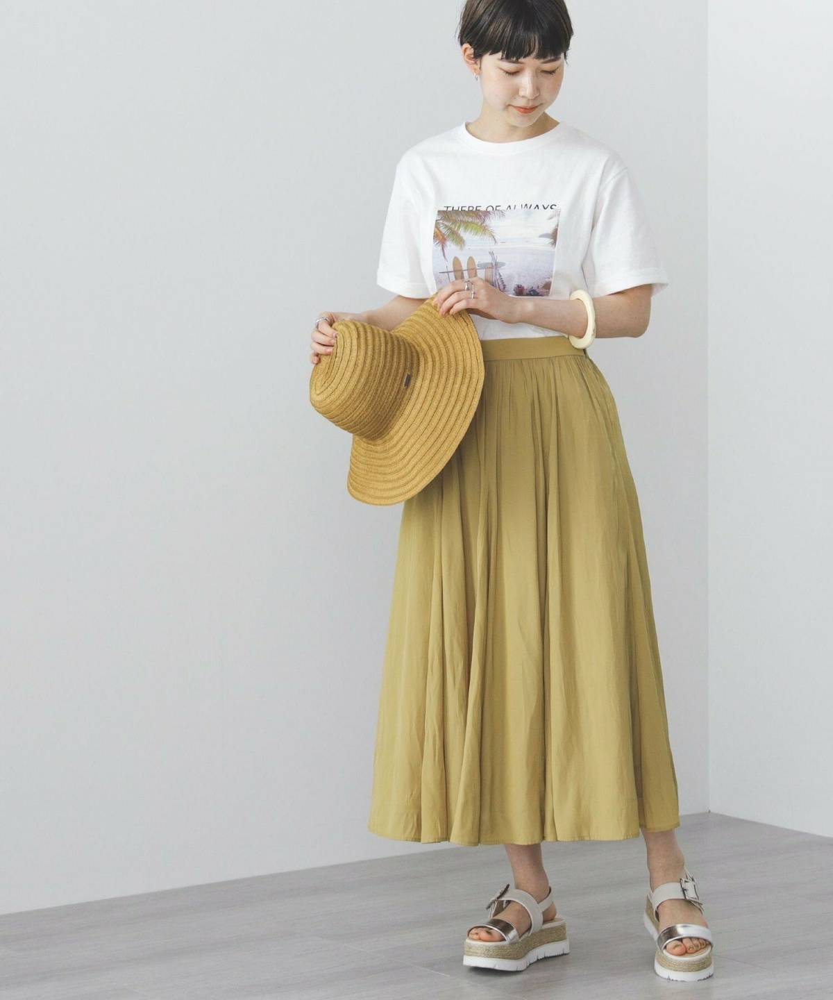 夏のスポーツ観戦 ビビッドカラースカート×白Tシャツコーデ