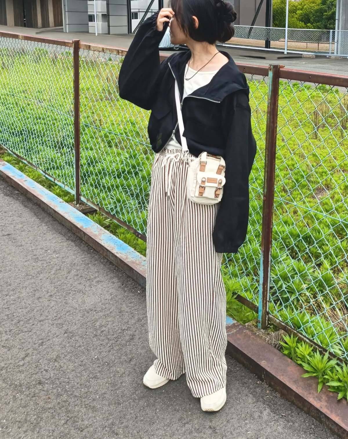 ストライプ柄のワイドパンツを主役にする