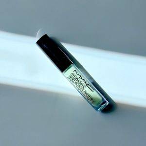 ノーファンデ派の愛用品。お気に入りのミントグリーンのコンシーラー