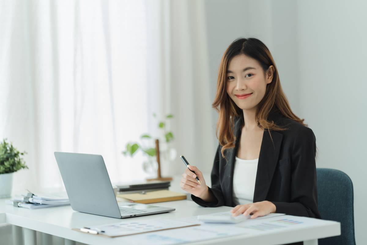笑顔で仕事をする女性