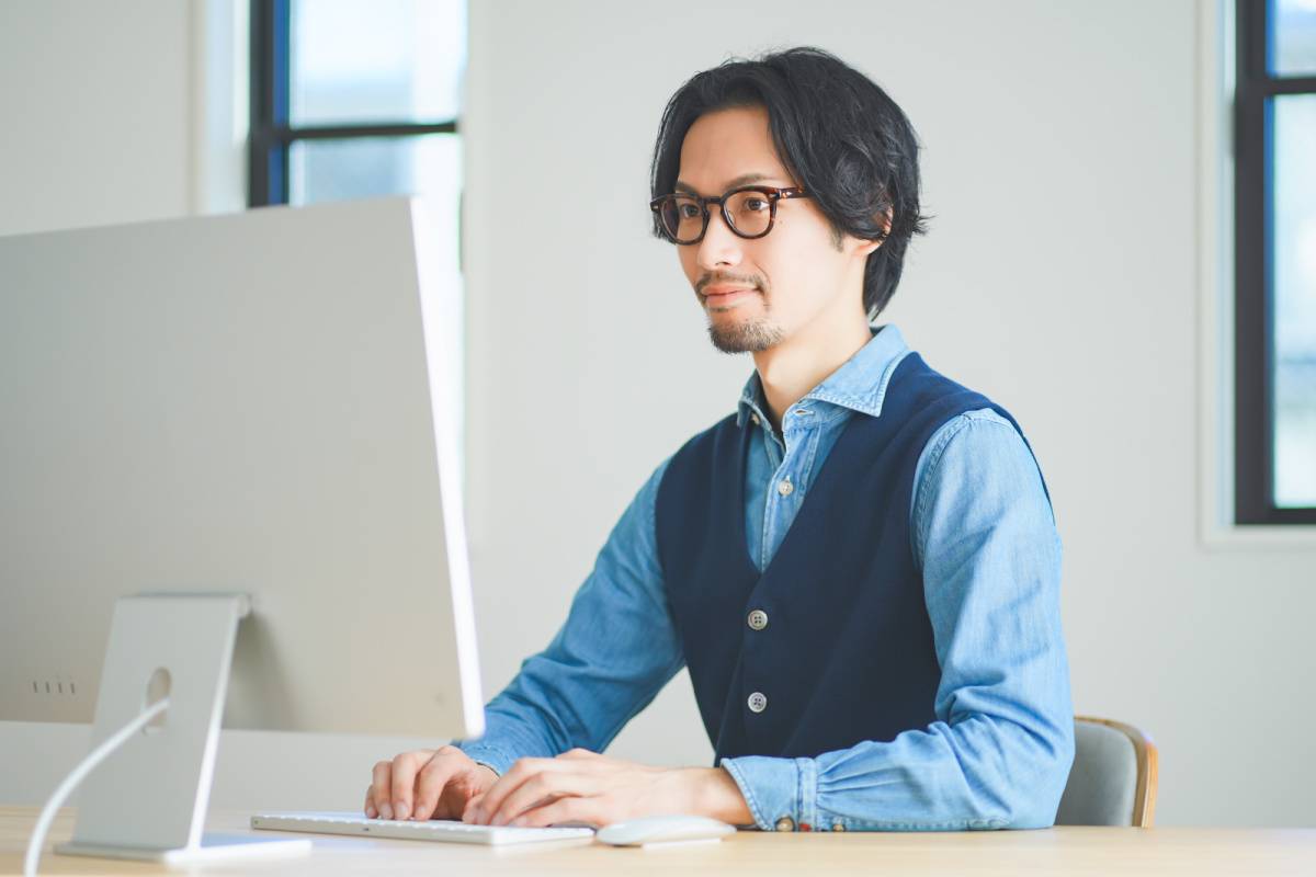 パソコンを操作している男性