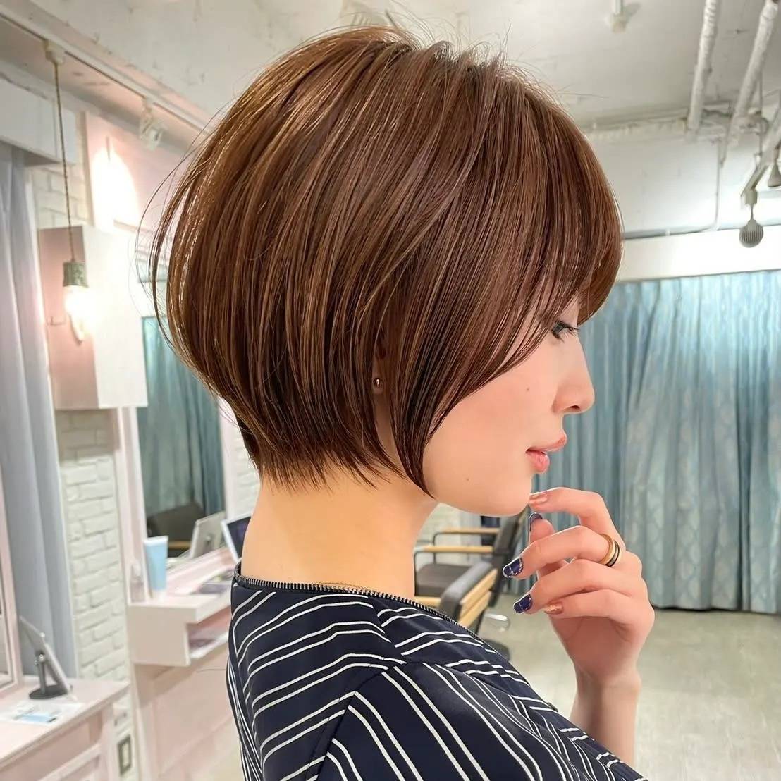 サイド長めのフェミニンショート