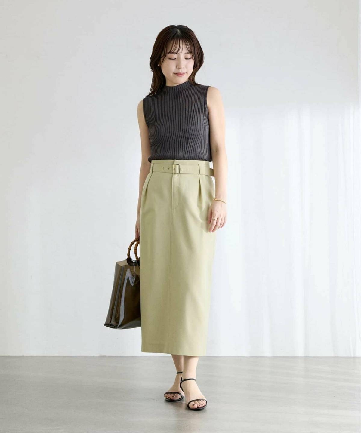 胸が大きい人に似合う服 黒ノースリーブ×カラースカートコーデ