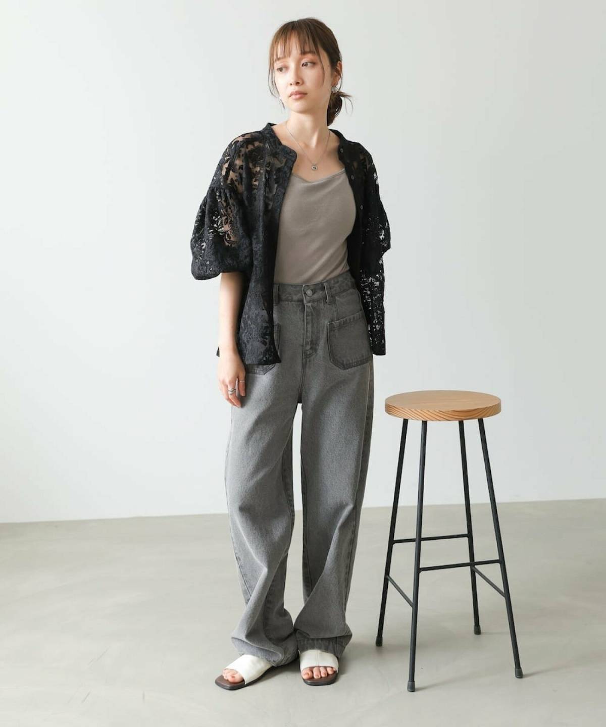 胸が大きい人に似合う服 黒ブラウス×パンツコーデ