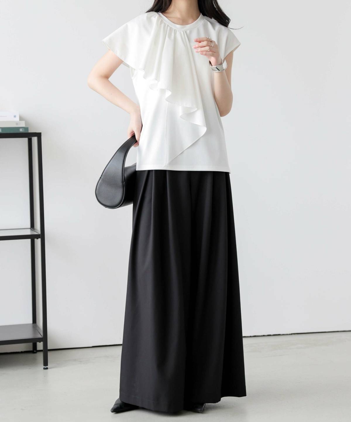 胸が大きい人に似合う服 アシンメトリートップス×ロングスカートコーデ