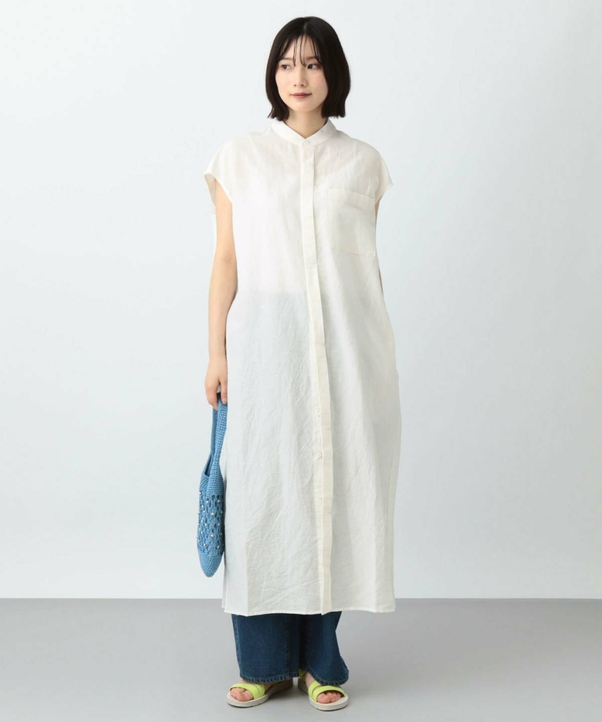 胸が大きい人に似合う服 ノースリーブ白ワンピースコーデ